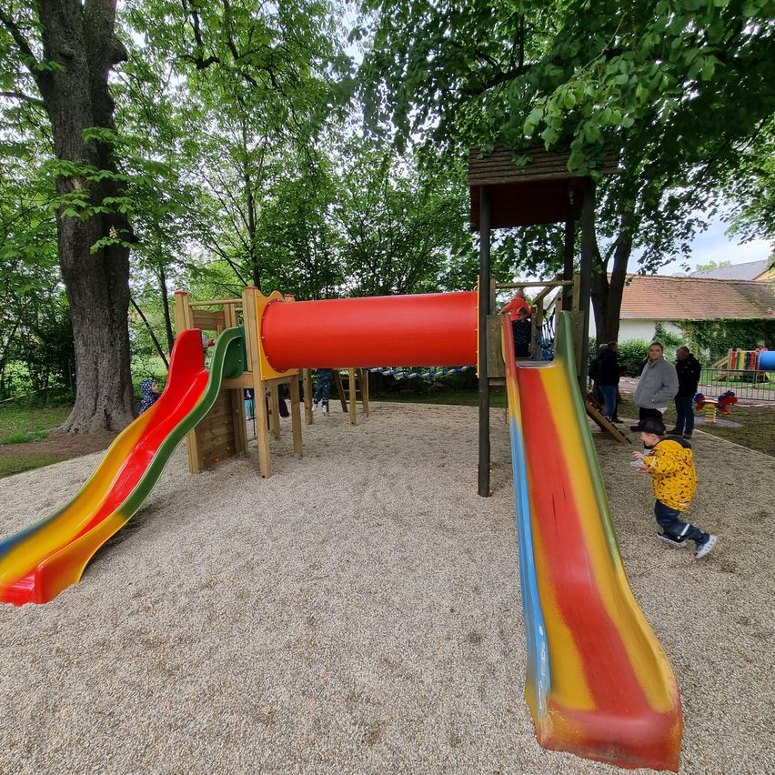 Bild enthält, Person, Play Area, Outdoors, Shoe, Outdoor Play Area, Hat, Park