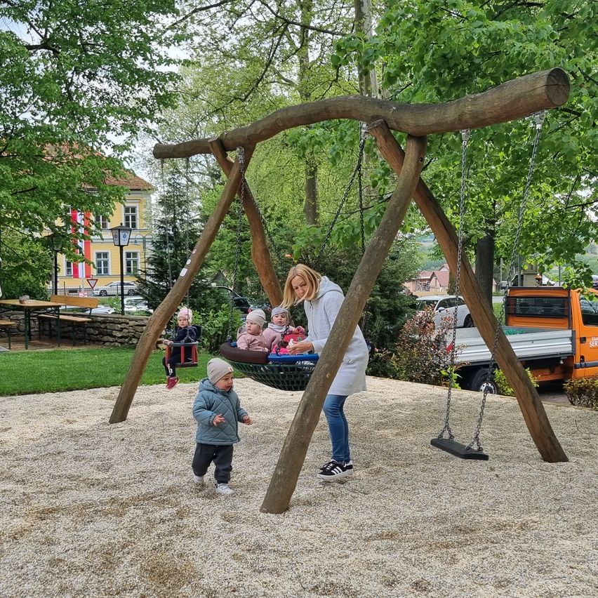 Bild enthält, Grass, Outdoors, Park, Play Area, Person, Shoe, Outdoor Play Area, Female, Girl, Teen