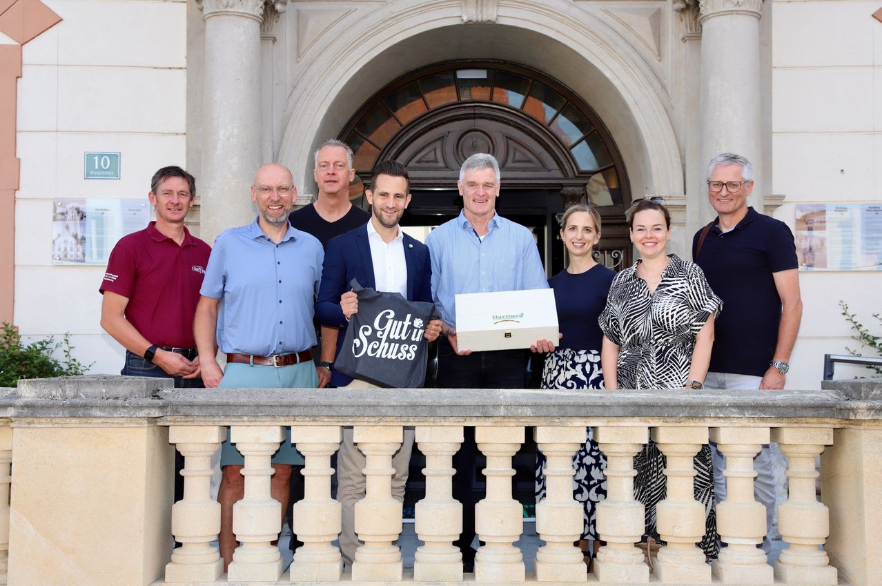 Bild enthält, People, Person, Adult, Male, Man, Female, Woman, Groupshot, Face, Pants