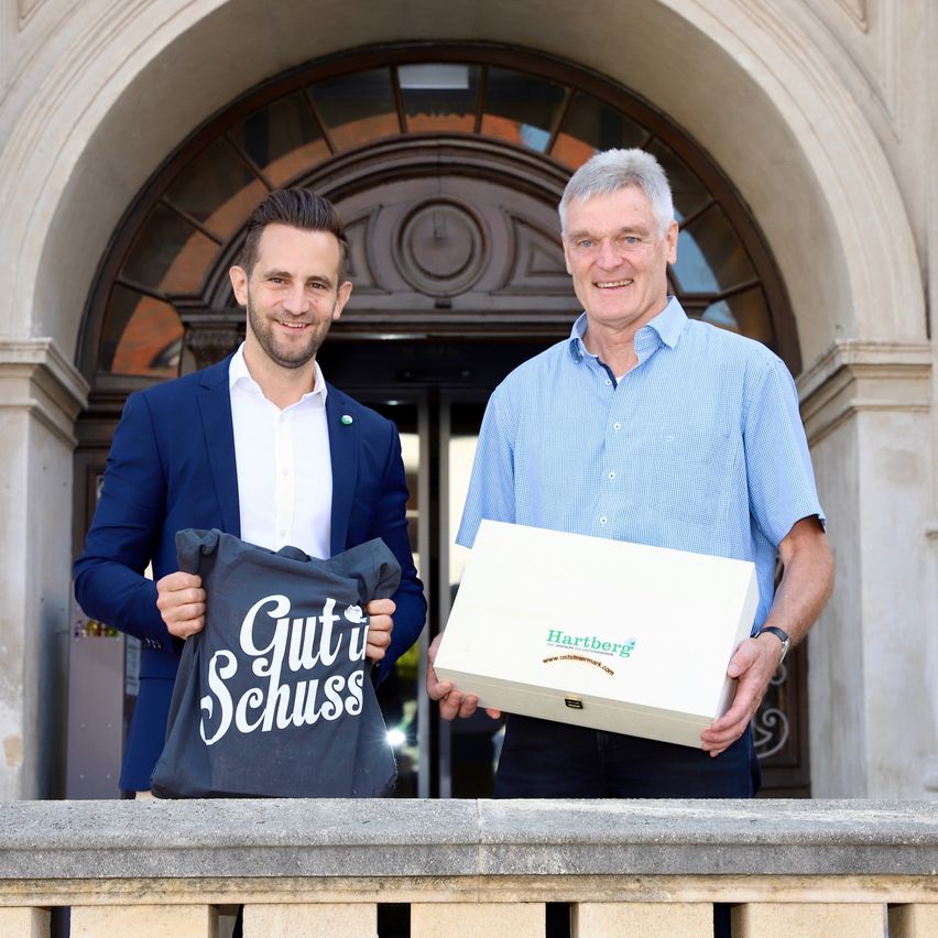 Bild enthält, Box, Adult, Male, Man, Person, Coat, Cardboard, Carton, Package, Package Delivery