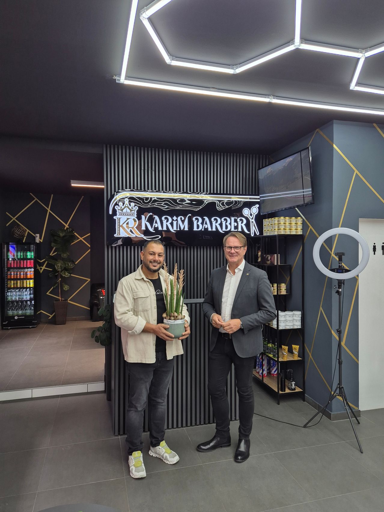 Bild enthält, Adult, Male, Man, Person, Clothing, Coat, Jeans, Shoe, Groupshot, Face