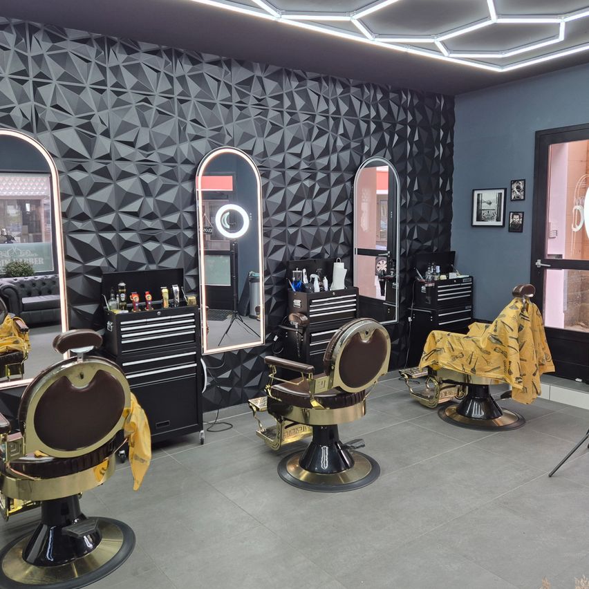 Bild enthält, Indoors, Barbershop, Architecture, Building, Chair, Furniture, Beauty Salon