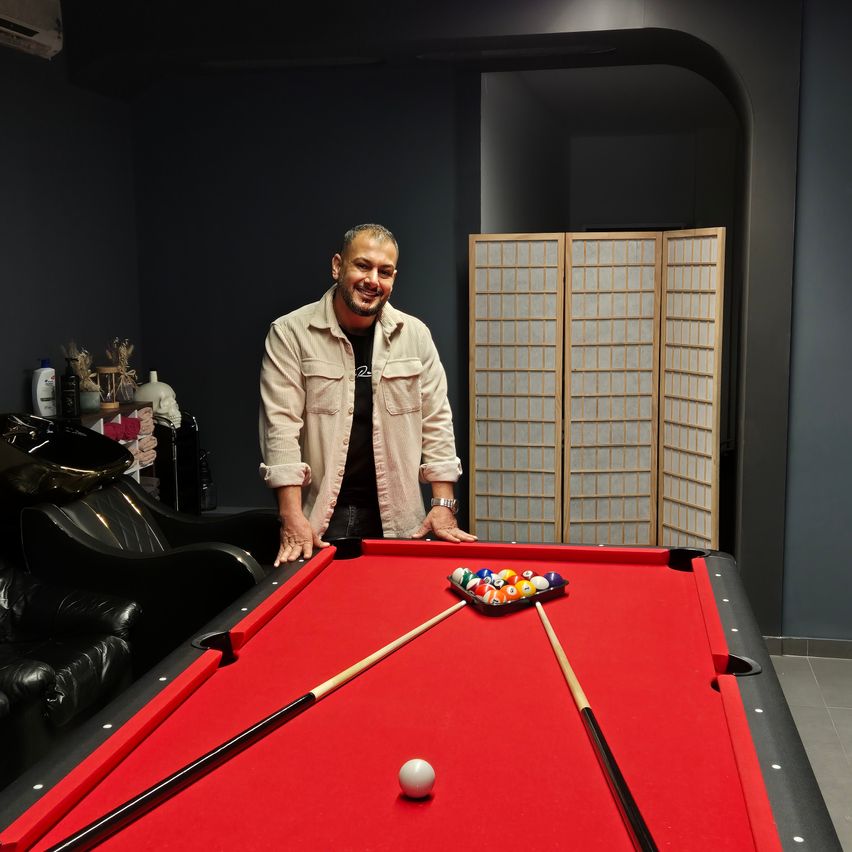 Bild enthält, Furniture, Table, Indoors, Adult, Male, Man, Person, Billiard Room, Pool Table, Face