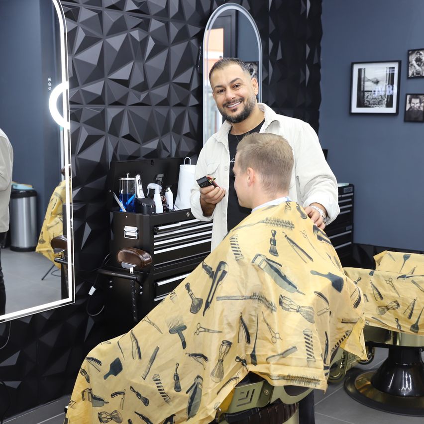 Bild enthält, Indoors, Barbershop, Adult, Male, Man, Person, Hairdresser, Face, Head, Haircut