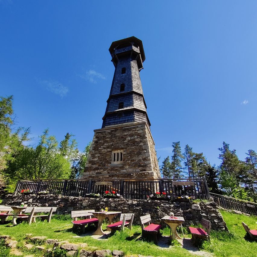 Bild enthält, Grass, Plant, Building, Tower, Tree, Bench, Cross, Outdoors, Shelter, Scenery