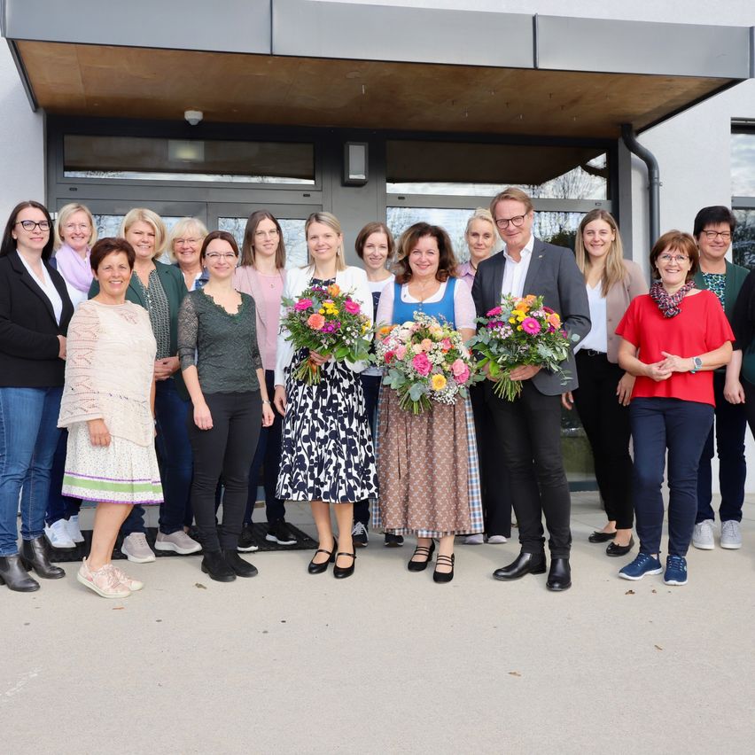 Bild enthält, Flower, Flower Arrangement, Flower Bouquet, Groupshot, Person, Jeans, People, Adult, Female, Woman