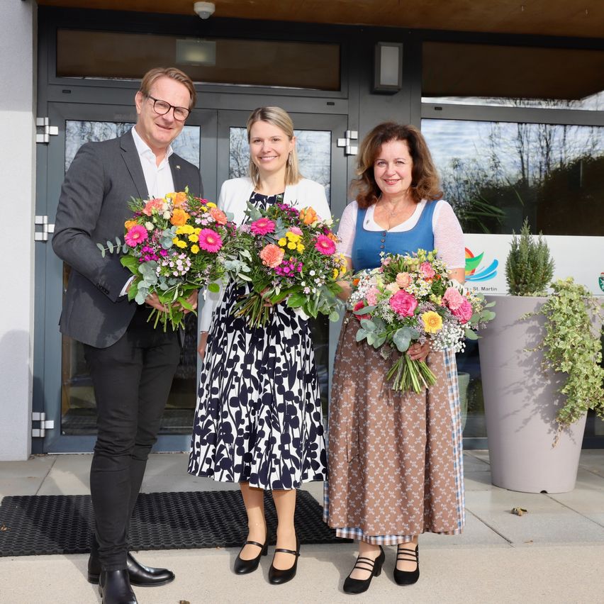 Bild enthält, Flower, Flower Arrangement, Flower Bouquet, Potted Plant, Adult, Female, Person, Woman, Male, Man