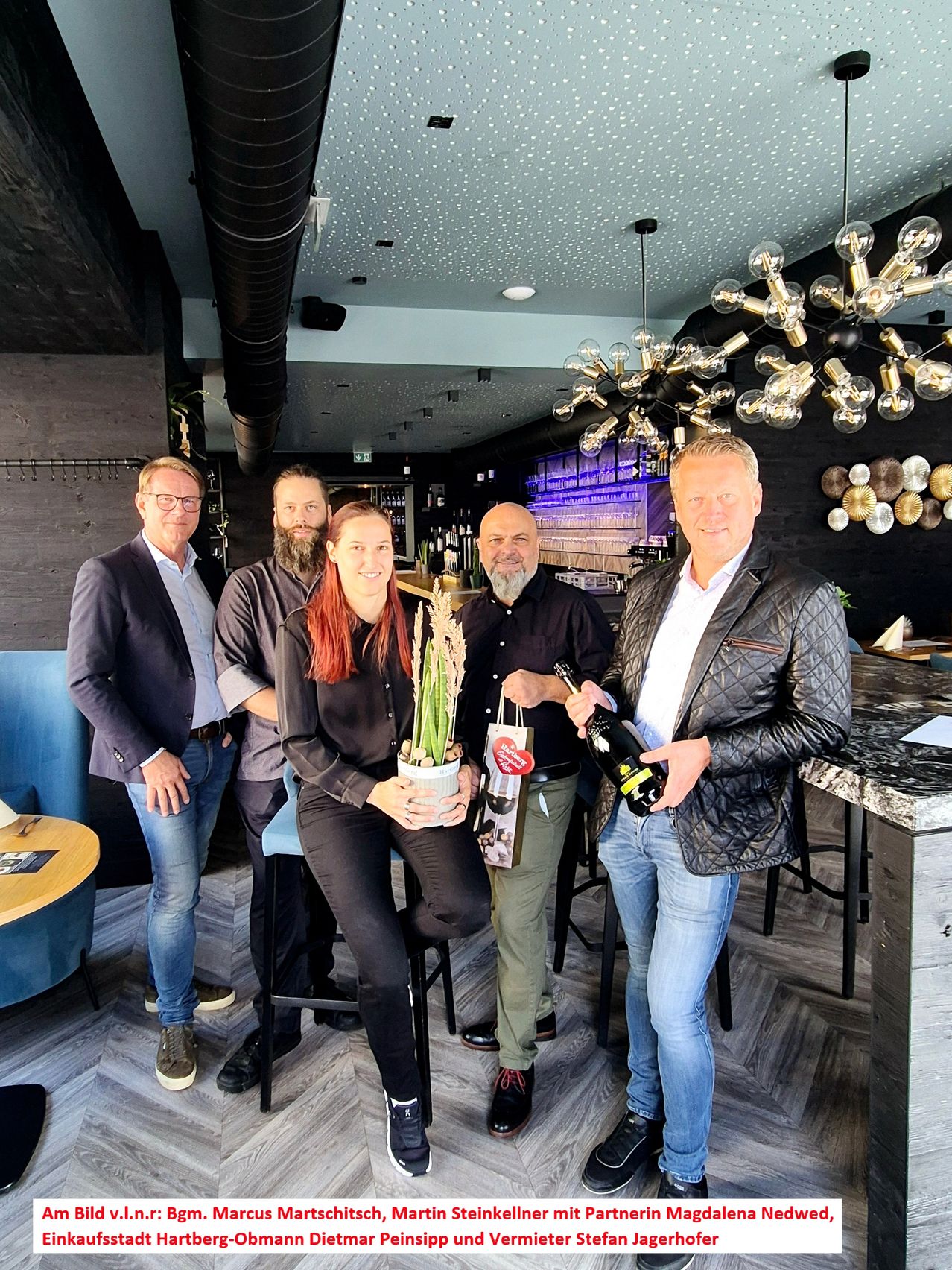 Bild enthält, Pants, People, Person, Jeans, Flower Arrangement, Adult, Male, Man, Pub, Flower Bouquet