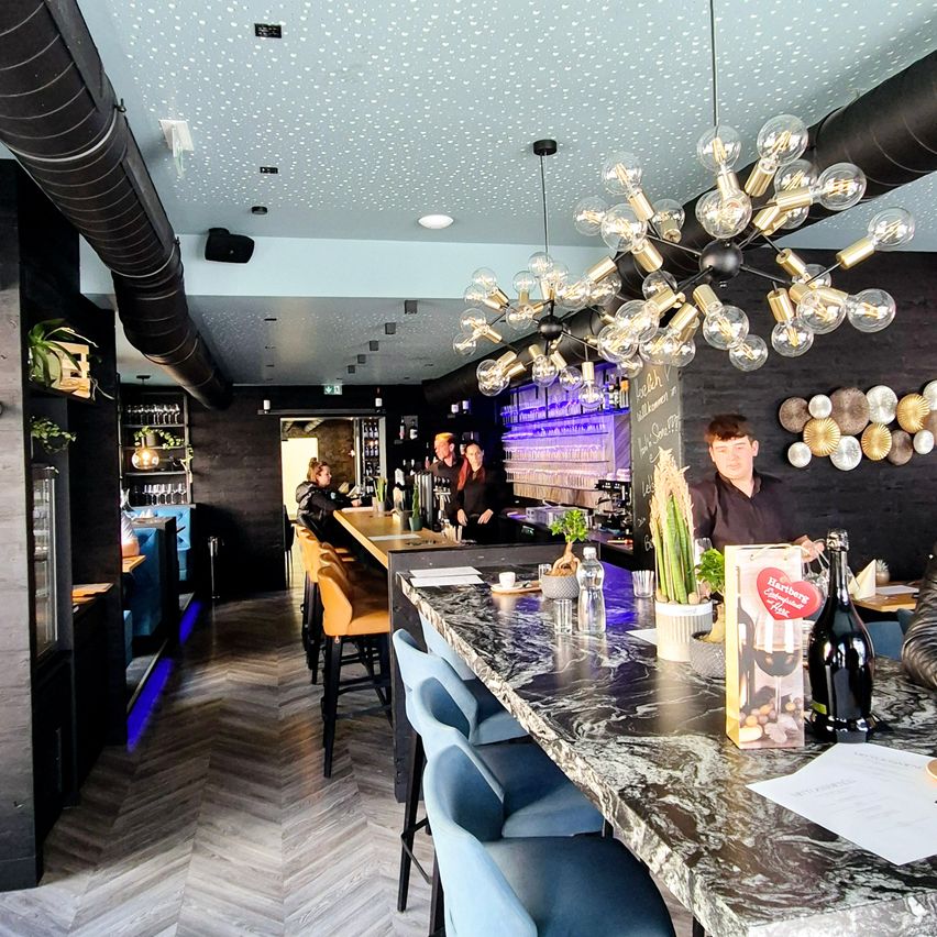 Bild enthält, Building, Adult, Male, Man, Person, Chair, Furniture, Bar, Dining Table, Urban