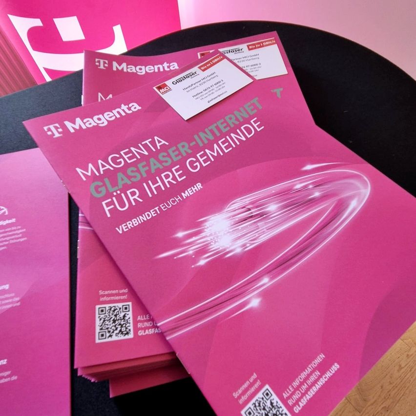 Bild enthält, Advertisement, Poster, Business Card, Paper, Text, QR Code