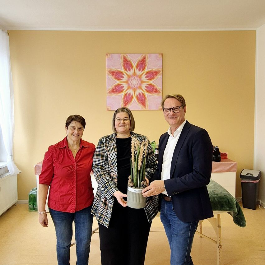 Bild enthält, Pants, Blazer, Jacket, Jeans, Adult, Female, Person, Woman, Male, Man