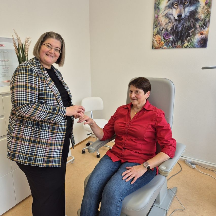 Bild enthält, Pants, Blazer, Coat, Person, Portrait, Jeans, Adult, Female, Woman, Blouse