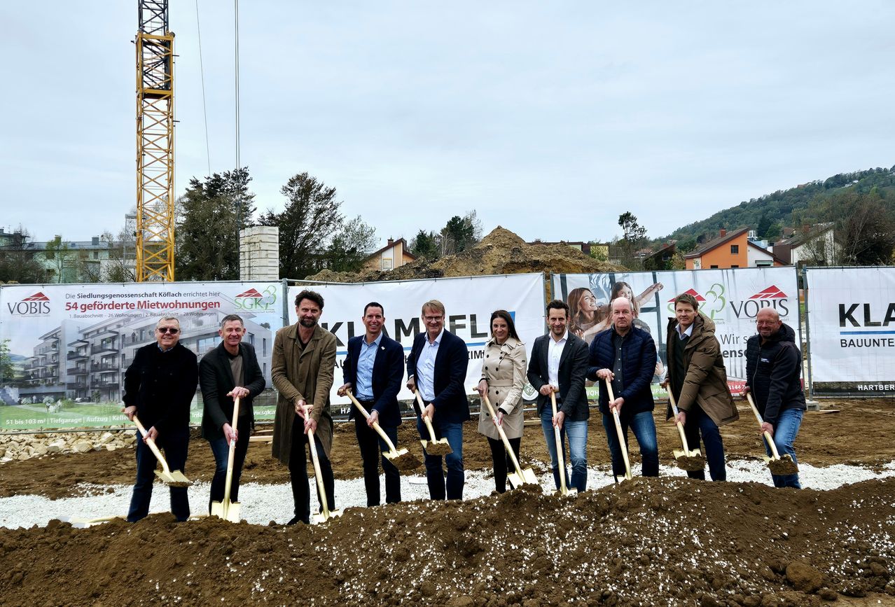 Bild enthält, Soil, Person, Worker, Clothing, Coat, Device, Shovel, Tool, People, Glasses