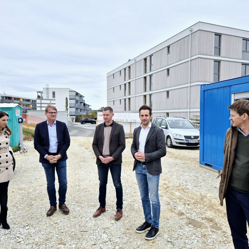 Bild enthält, Coat, Jacket, Jeans, Pants, Adult, Male, Man, Person, Groupshot, Shoe