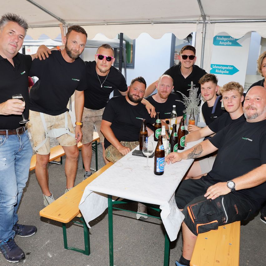 Bild enthält, Jeans, Plywood, Adult, Male, Man, Person, Shoe, Shorts, Party, Glasses