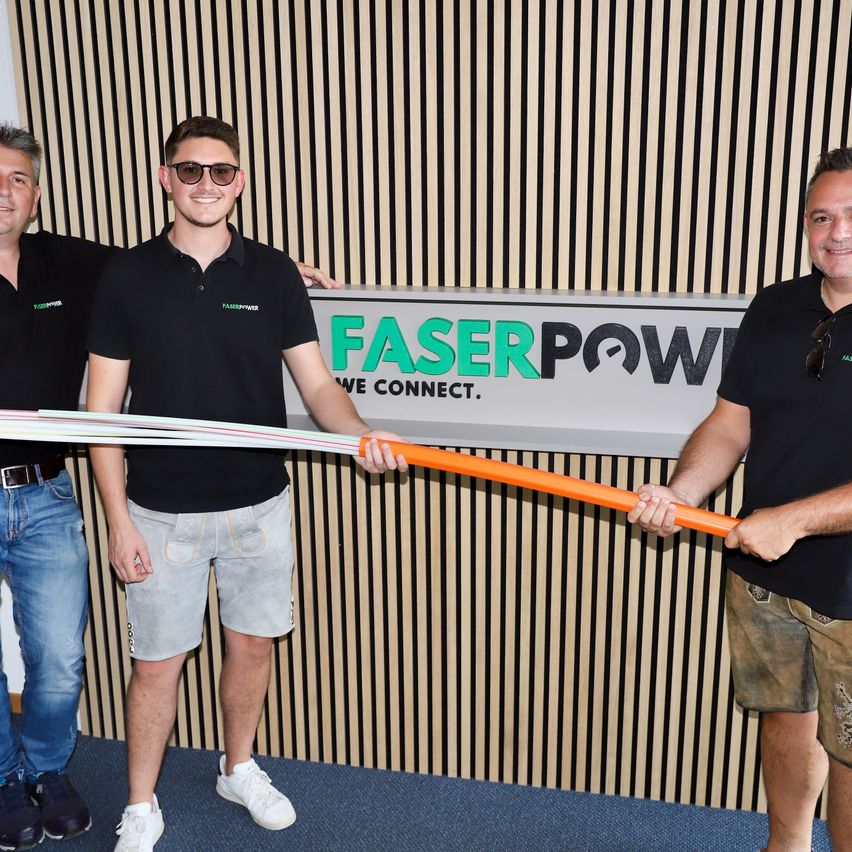 Bild enthält, Pants, Shorts, Jeans, Adult, Male, Man, Person, Shoe, Glasses, Face