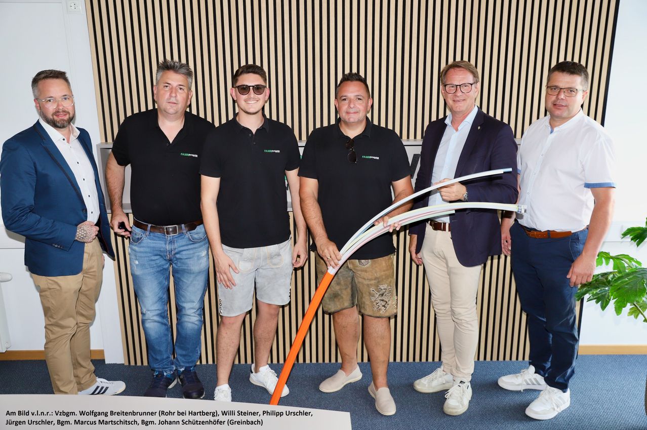 Bild enthält, Pants, People, Person, Jeans, Groupshot, Shorts, Adult, Male, Man, Shoe