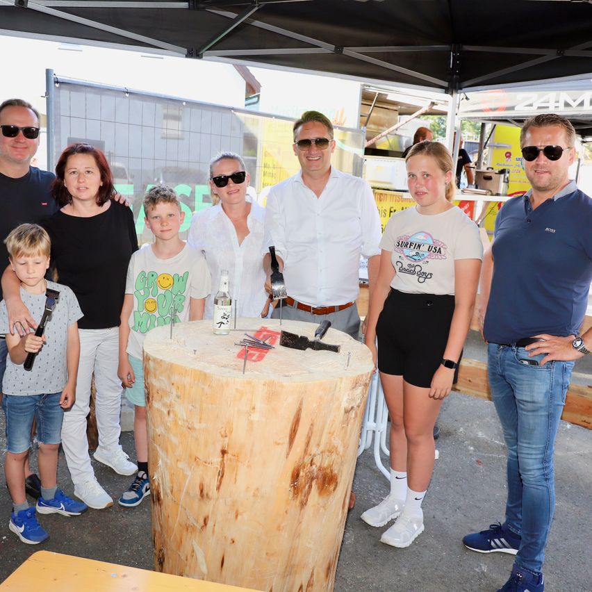 Bild enthält, Plywood, Wood, Pants, Sunglasses, Jeans, Tree, Adult, Male, Man, Person