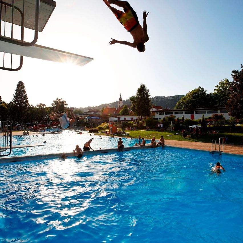 Bild enthält, Summer, Water, Pool, Swimming Pool, Person, Diving, Leisure Activities, Sport, Swimming, Water Sports