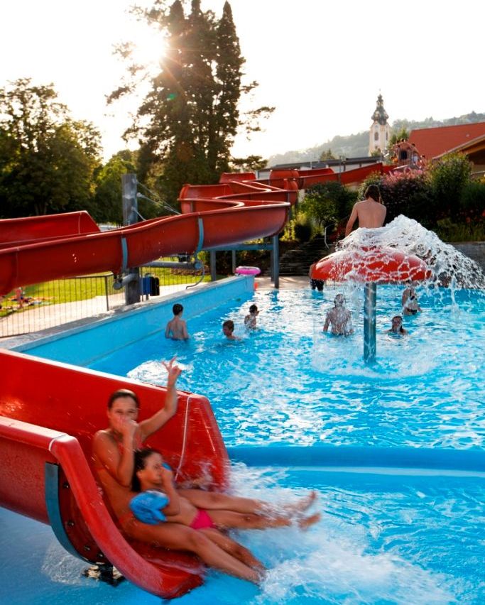Bild enthält, Water, Pool, Swimming Pool, Amusement Park, Water Park, Person, Face, Sliding, Tree, Outdoors