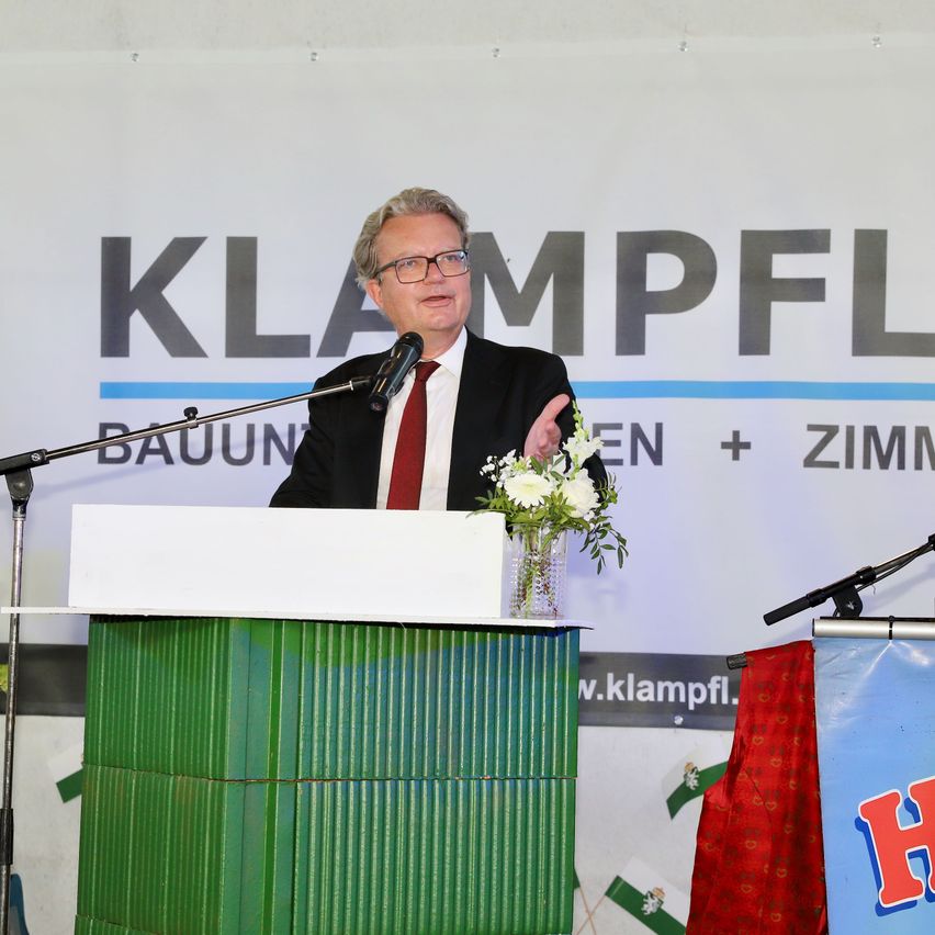 Bild enthält, Crowd, Person, Audience, Tie, Adult, Male, Man, Microphone, Glasses, Speech