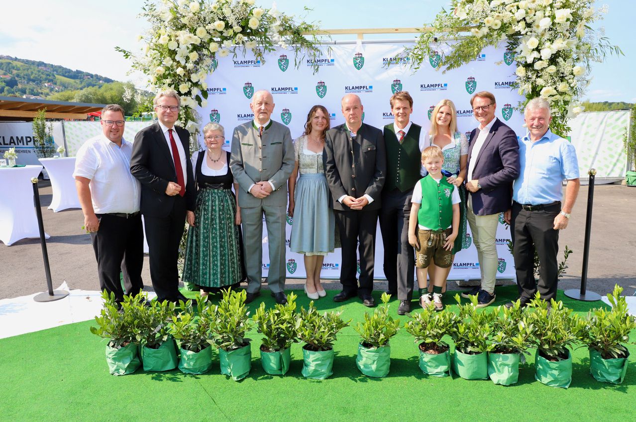 Bild enthält, Groupshot, Person, People, Adult, Male, Man, Plant, Potted Plant, Coat, Shorts