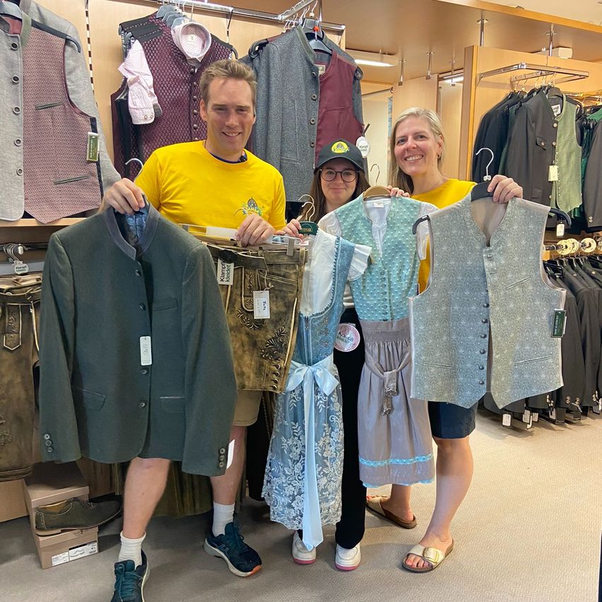 Bild enthält, Adult, Female, Person, Woman, Coat, Child, Girl, Glasses, Face, Sandal