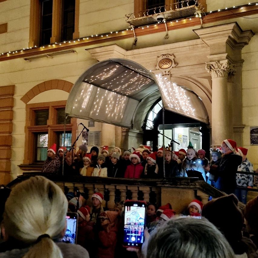 Bild enthält, Shelter, Urban, People, Person, Restaurant, City, Photography, Adult, Female, Woman