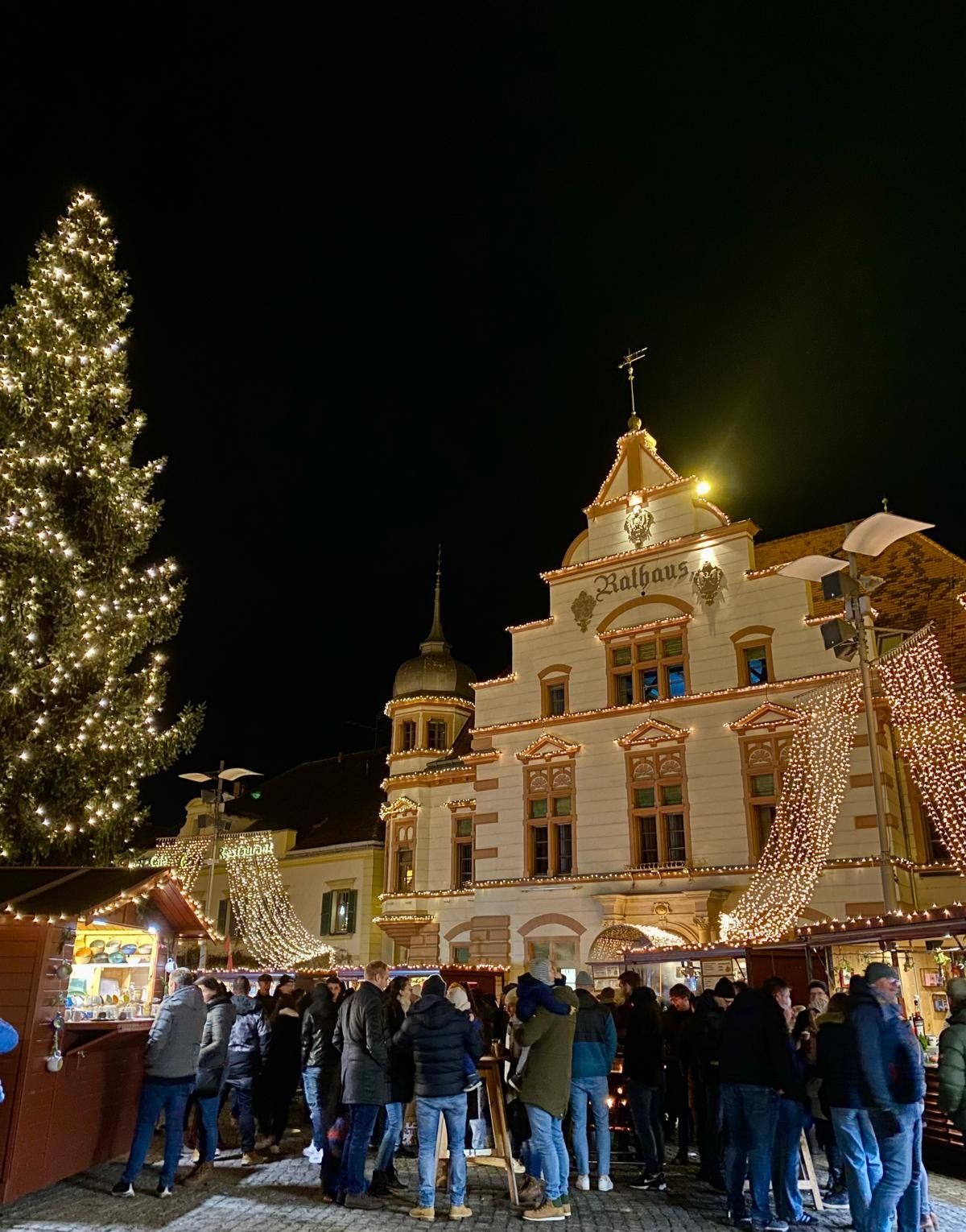 Bild enthält, Urban, Person, Christmas, Christmas Decorations, Festival, Shoe, Night Life, Coat, Building, Christmas Tree