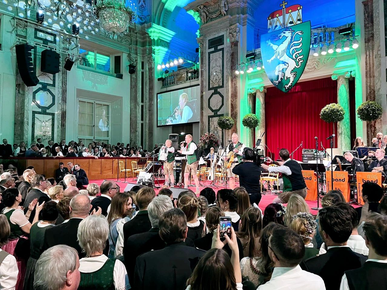 Bild enthält, People, Person, Urban, Crowd, Adult, Male, Man, Female, Woman, Fun