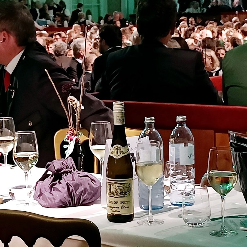 Bild enthält, Pub, Glass, Indoors, Restaurant, Adult, Male, Man, Person, Bottle, Beer