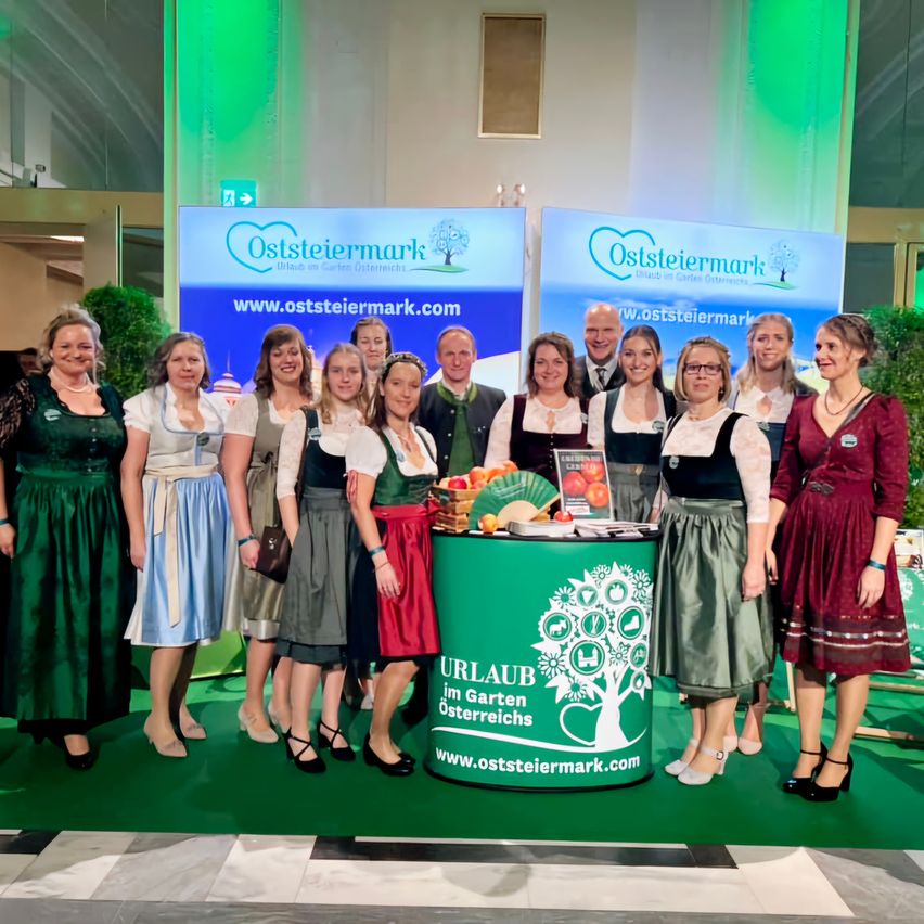 Bild enthält, Groupshot, Person, Adult, Female, Woman, Necklace, Face, Suit, Shoe, Skirt