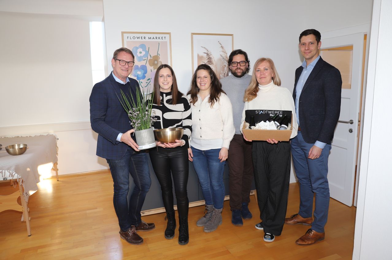 Bild enthält, Pants, Floor, Flooring, Wood, People, Person, Adult, Female, Woman, Groupshot
