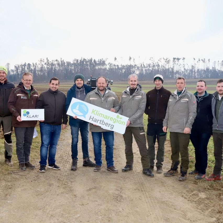 Bild enthält, Soil, People, Person, Pants, Coat, Jacket, Blazer, Field, Grass, Man