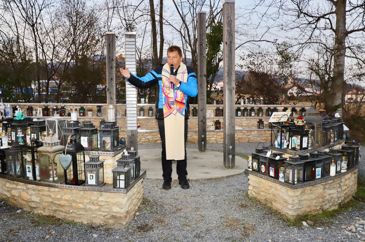 Bild enthält, Person, Photography, Portrait, Coat, Pants, Adult, Male, Man, Tree, Walkway