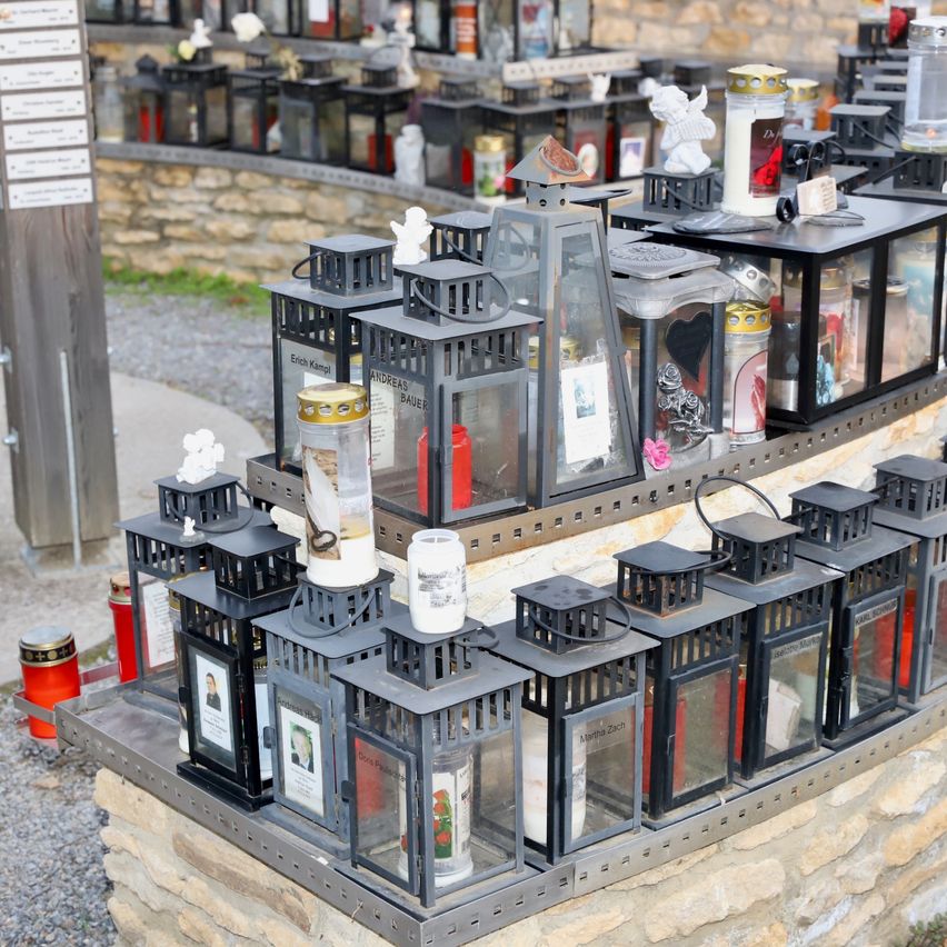 Bild enthält, Path, Walkway, Kiosk, Road, Flagstone, Person, City, Street, Urban, Shelf