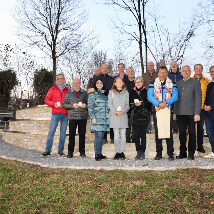 Bild enthält, Pants, Coat, Jacket, Blazer, People, Tree, Grass, Park, Jeans, Portrait