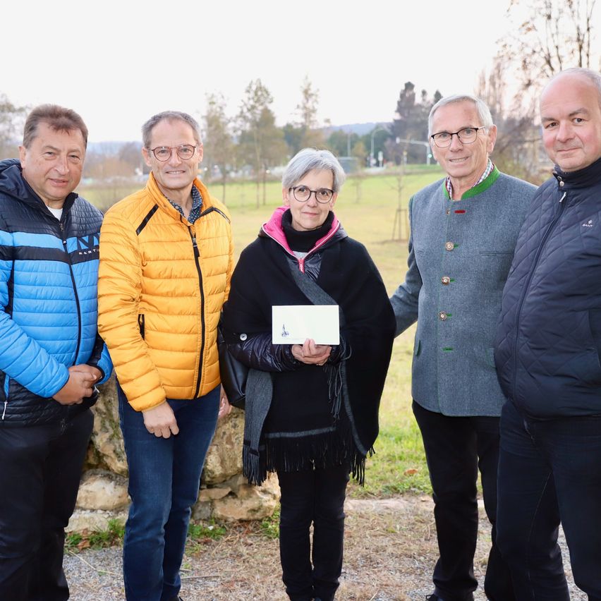 Bild enthält, Coat, Jacket, Pants, People, Person, Blazer, Walking, Adult, Male, Man