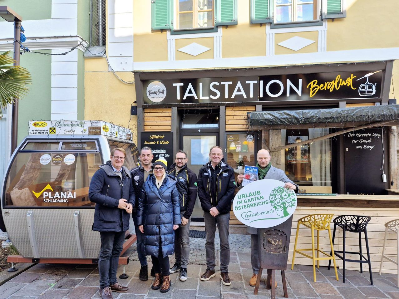 Bild enthält, Coat, Pants, Jacket, Adult, Male, Man, Person, Shoe, Urban, Glasses