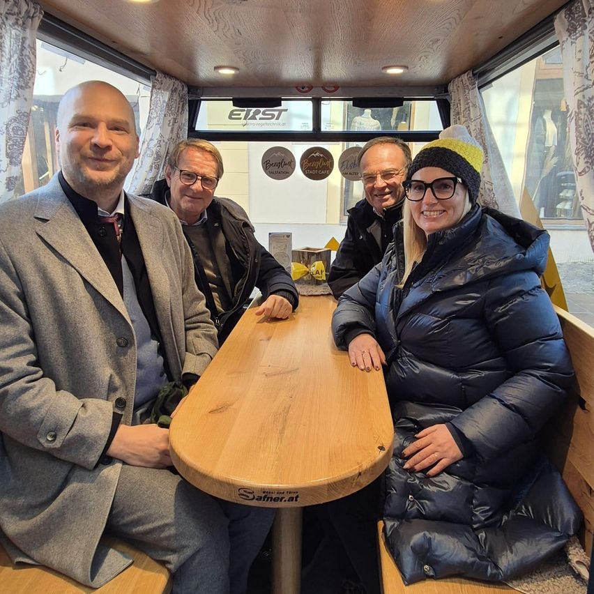 Bild enthält, People, Person, Wood, Adult, Male, Man, Glasses, Stained Wood, Table, Tabletop
