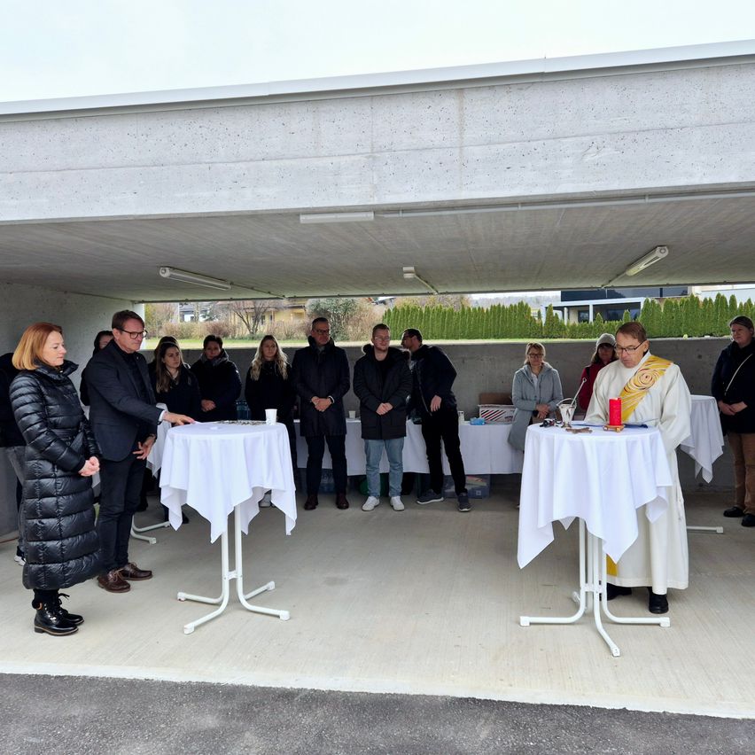 Bild enthält, Tablecloth, Adult, Male, Man, Person, People, Coat, Shoe, Groupshot, Face