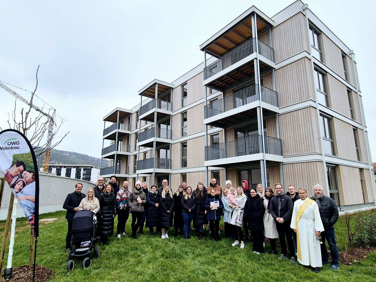 Bild enthält, Architecture, Building, College, Person, Clothing, Coat