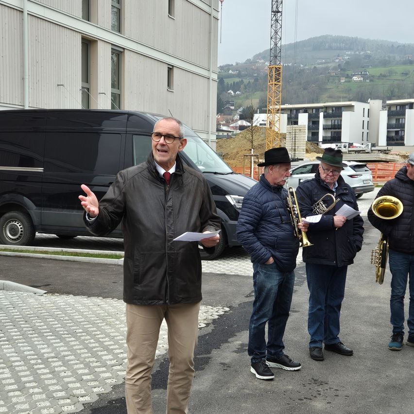 Bild enthält, Coat, Jeans, Pants, Adult, Male, Man, Person, People, Car, Shoe