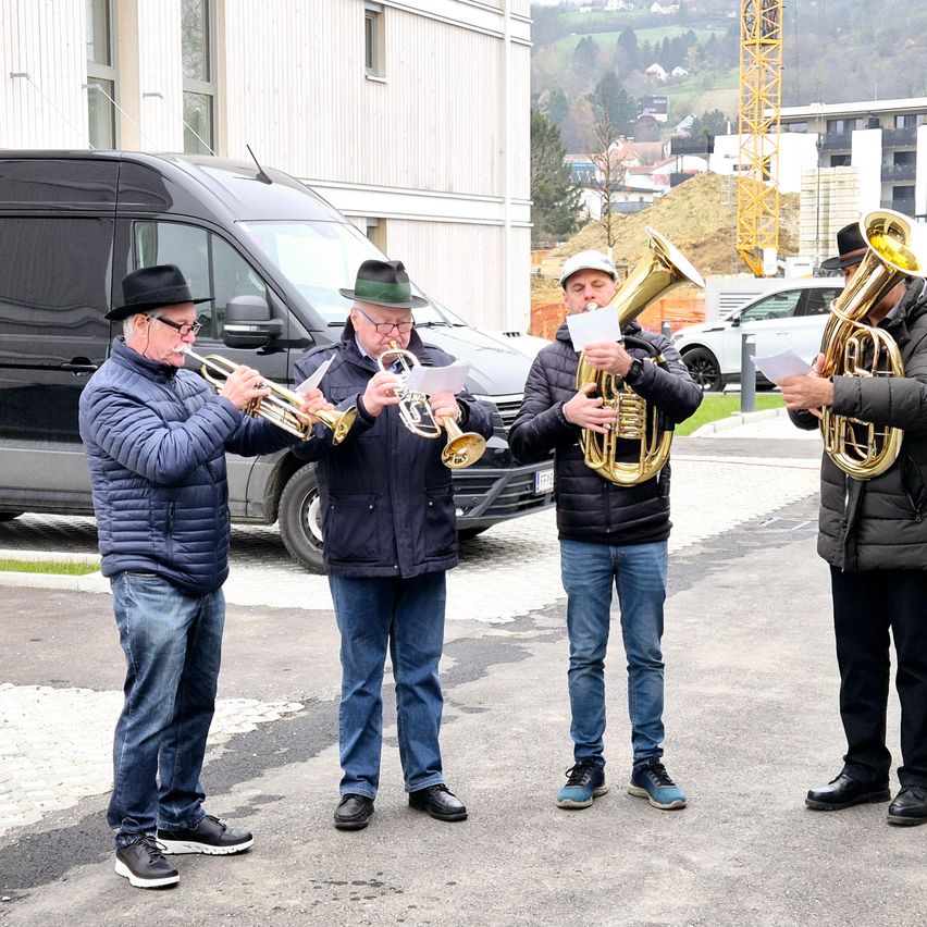 Bild enthält, Jeans, Person, Adult, Male, Man, People, Group Performance, Music Band, Car, Jacket