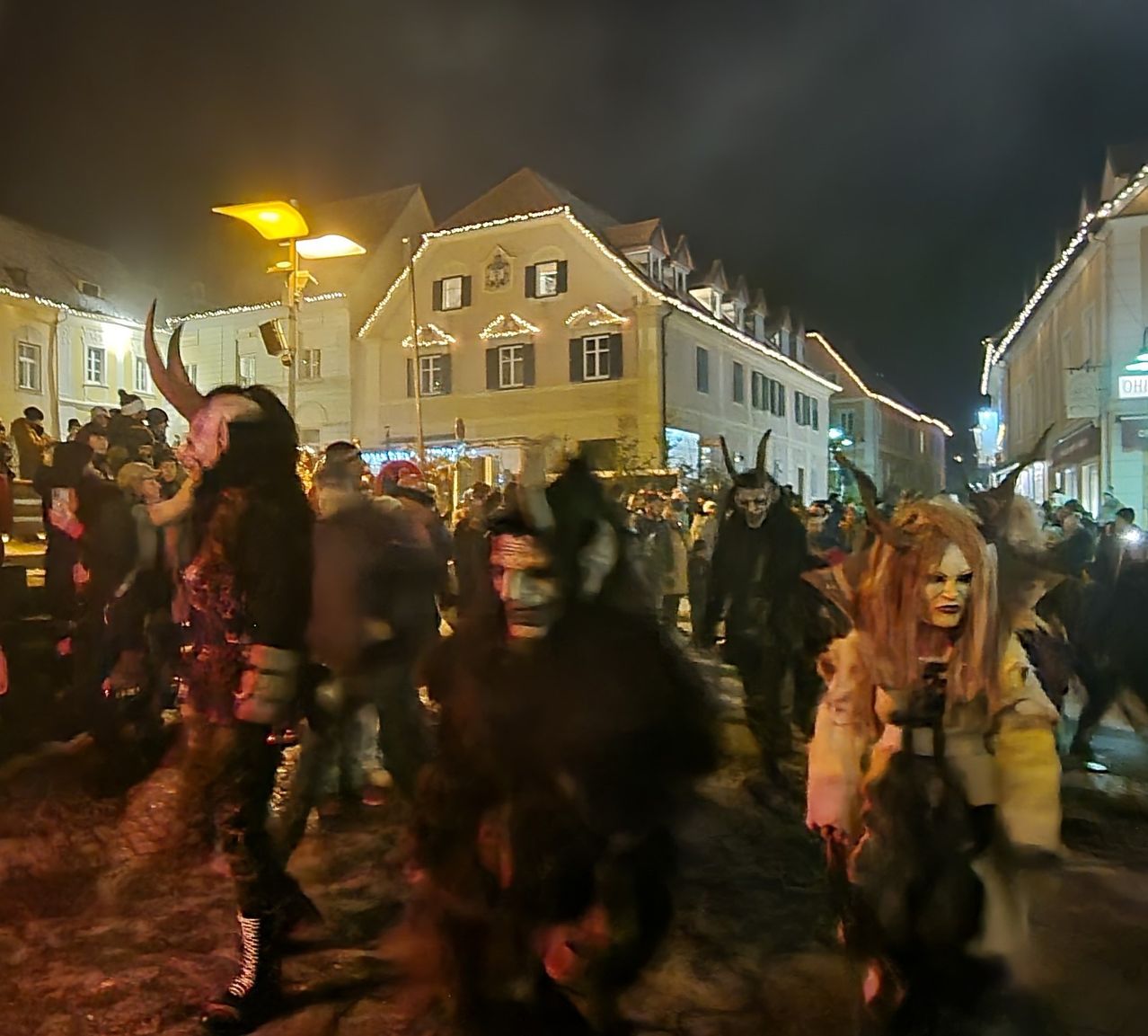 Bild enthält, Lighting, People, Person, Urban, Adult, Female, Woman, Neighborhood, Male, Man