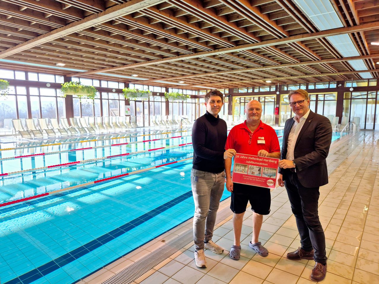 Bild enthält, Person, Portrait, Adult, Male, Man, Pants, Pool, Shoe, Swimming Pool, Coat