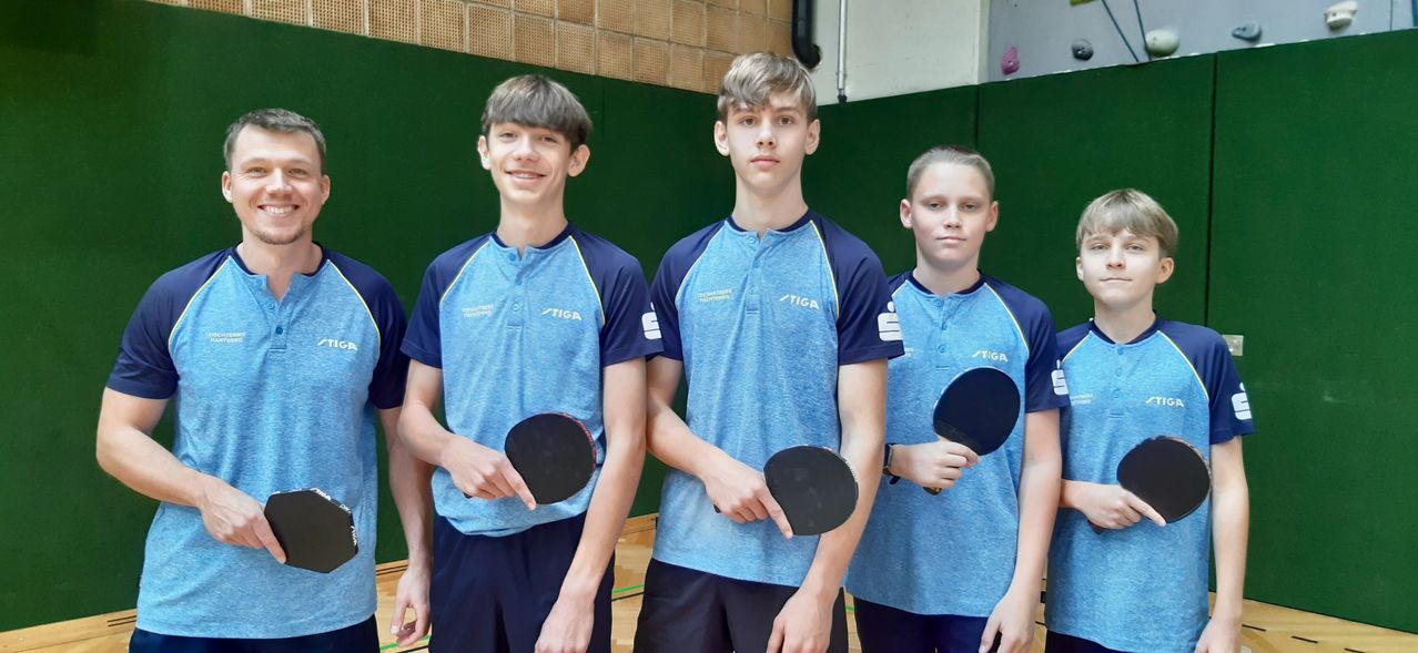 Bild enthält, People, Person, Groupshot, Adult, Male, Man, Boy, Child, Teen, Ping Pong Paddle