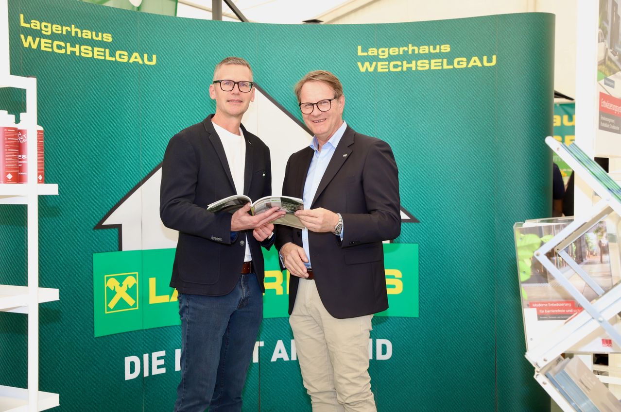 Bild enthält, Advertisement, Poster, Adult, Male, Man, Person, Suit, Jacket, Jeans, Blazer