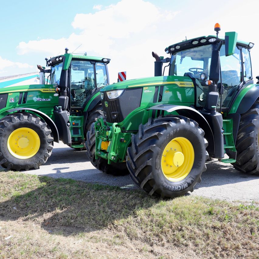 Bild enthält, Machine, Wheel, Tractor, Transportation, Vehicle, Car, Person, Outdoors