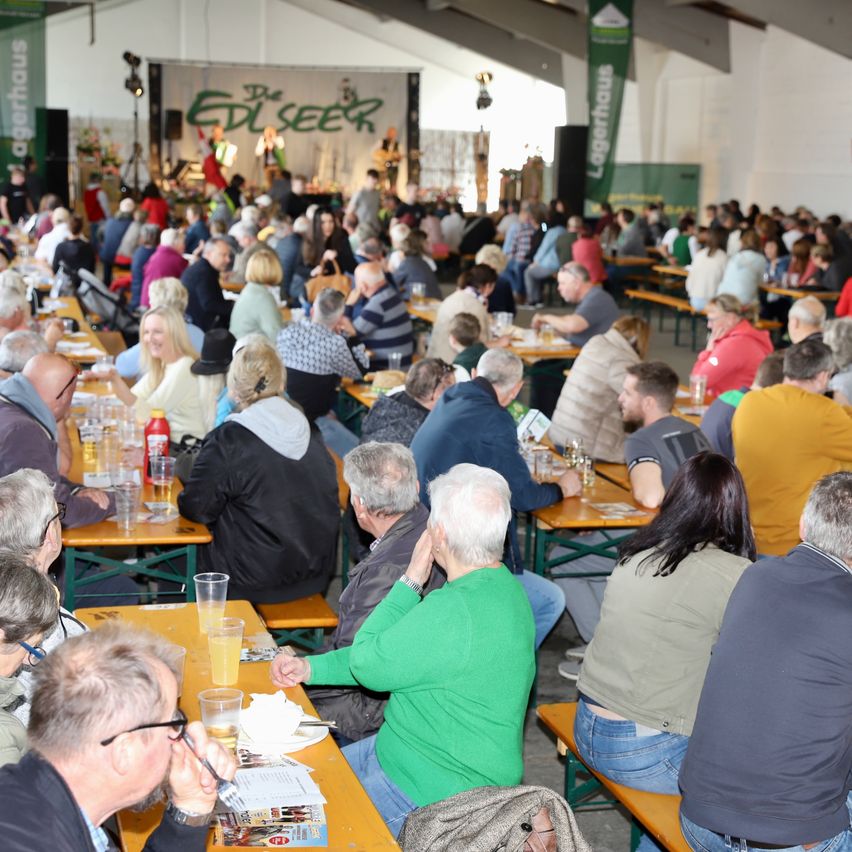 Bild enthält, Cafeteria, Indoors, Restaurant, Food Court, Adult, Male, Man, Person, Female, Woman